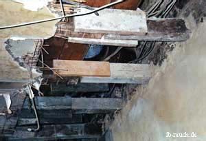 Beginne, indem du plastik auslegst und loses papier oder rückstände von der trockenwand. Aufbau alter Holzbalkendecken und sanieren