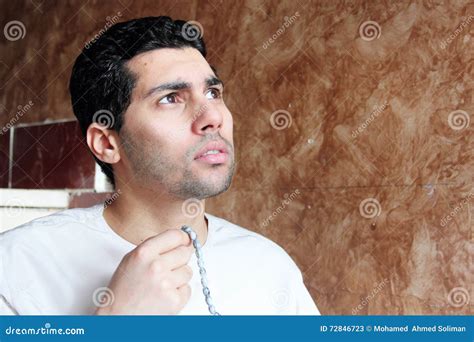 homme musulman arabe avec le chapelet image stock image du égyptien dépression 72846723
