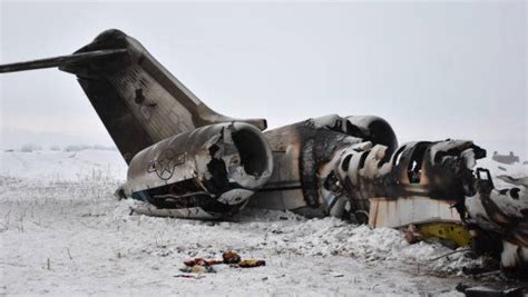 Uma imagem, publicada pelo site de notícias . EUA recuperam corpos de avião que caiu no Afeganistão