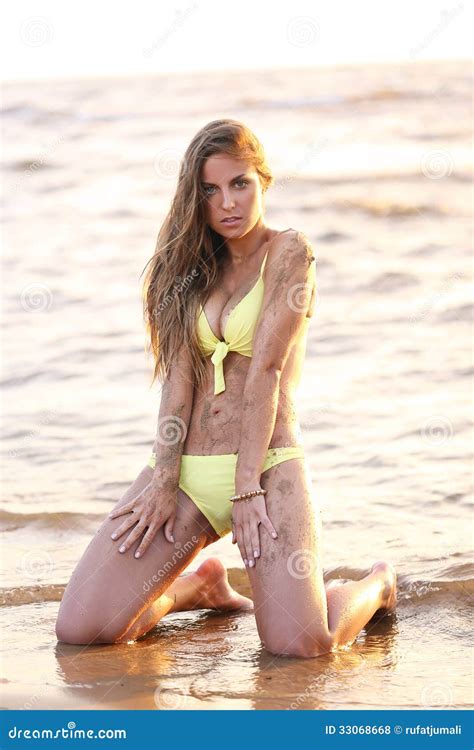 Mooi Meisje In Bikini Op Een Strand Stock Foto Image Of Helder Heet