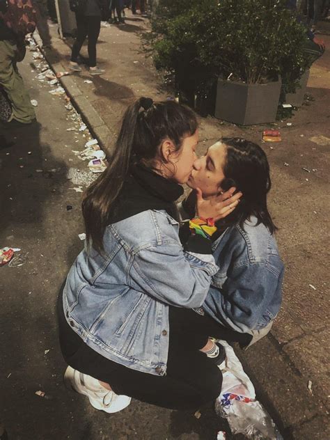 Girlfriends Lgbtq Lesbian Hot Cute Lesbian Couples Cute Couples Goals Lesbians Kissing