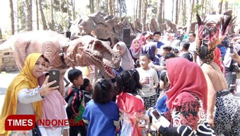 Biarkan pak jokowi perlu lapang dada. The Dinosaurs Show, a Wonderful Attraction at the Mojosemi ...