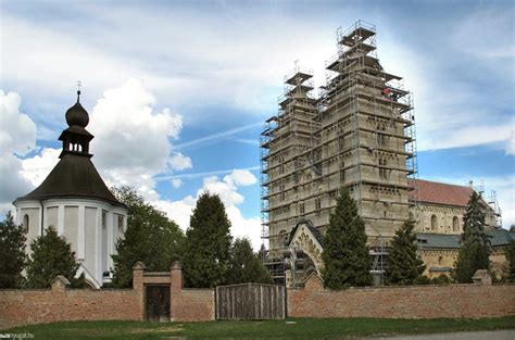 Megkezdődött a Jáki templom felújítása