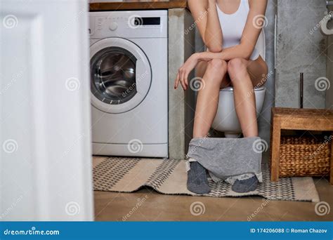 Mulher Sentada No Banheiro Pela Manhã Foto de Stock Imagem de urina rotina