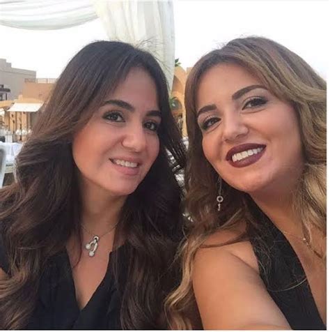 وأشارت ميمي جمال خلال المداخلة، إلى أنها عاشت فترة طويلة مع زوجها الفنان حسن مصطفى أكثر من 40 عامًا كزوجين في المنزل، أما خارجه فكل منهما لديه عمله. ميمي جمال وبناتها , تعرف على عائلة حسن مصطفى - غرور وكبرياء