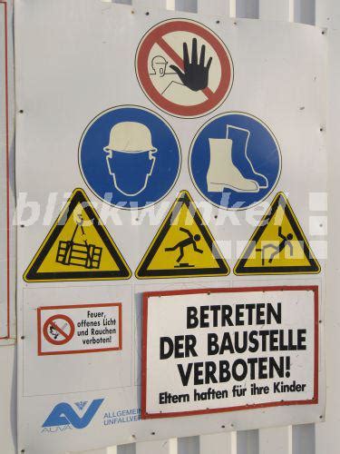 Zu betreten der baustelle verboten. blickwinkel - Warnschilder an einer Baustelle Betreten der ...