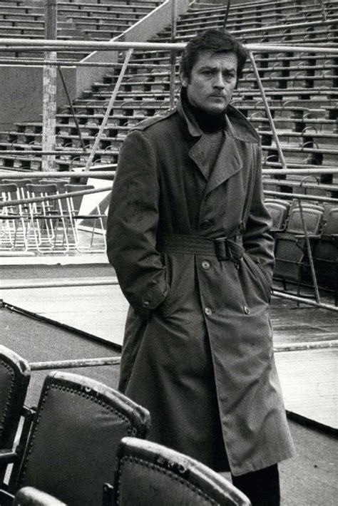 Alain Delon En Trench Long Et Pull Col Roul