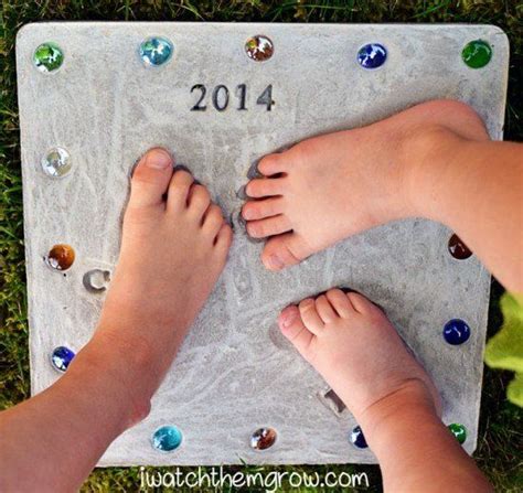 Diy Cute Cement Stepping Stone With Handprints Stepping Stones Diy