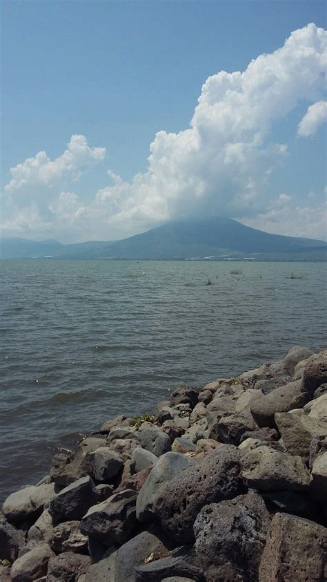 Lago De Chapala Visto Desde Su Ribera Poniente En Jocotepec Jalisco