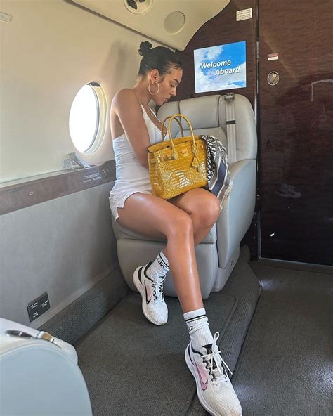 georgina rodríguez lo hizo de nuevo el look cómodo pero sofisticado para viajar en avión privado