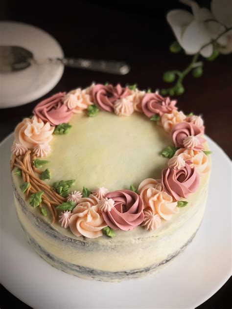 Decorating A Cake With Butter Icing Cake Decorations