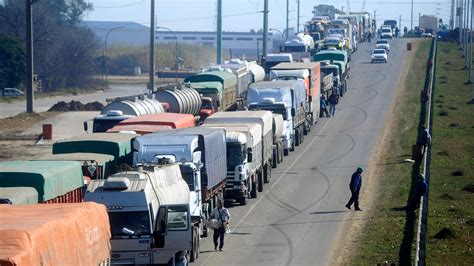 el transporte de cargas aumentó un 2 61 tras la suba del combustible infobae