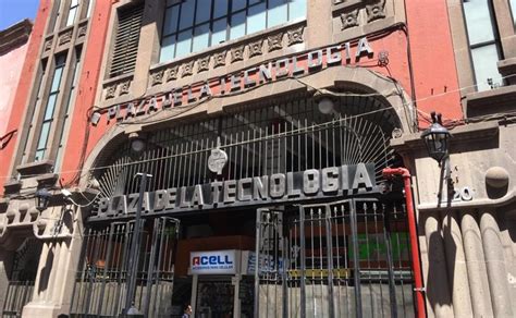 Locatarios Protestan Afuera De La Plaza De La Tecnología En Centro