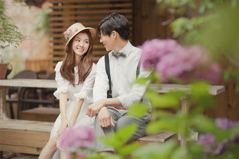 Couple package rp 239.000 (harga normal rp 600.000) 5 file foto edit retouch in cd 4 pc 4r (10x15cm), 1 pc 8r (20×25 cm) valid for 1 couple (2 person) 3x ganti baju (baju sendiri) valid for. Korea Pre-Wedding - Casual Dating Snaps, Seoul | Pre wedding photoshoot, Wedding photoshoot ...