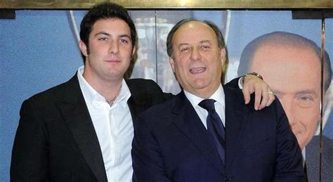 Classe 1992, il giovane è frutto dell'amore fra gerry scotti e patrizia nato il 10 marzo a milano, edoardo è l'unico figlio del conduttore televisivo. Gerry Scotti, paura per il figlio Edoardo: ricoverato a ...