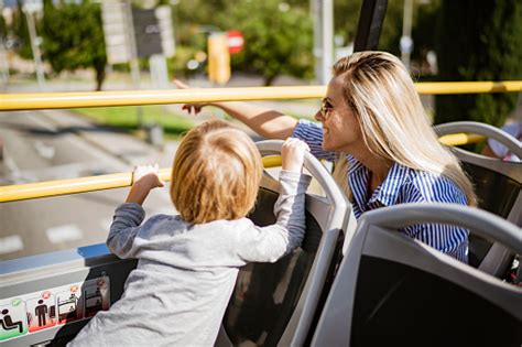 Mamá E Hijo Toman El Autobús Y Recorren La Ciudad Foto De Stock Y Más