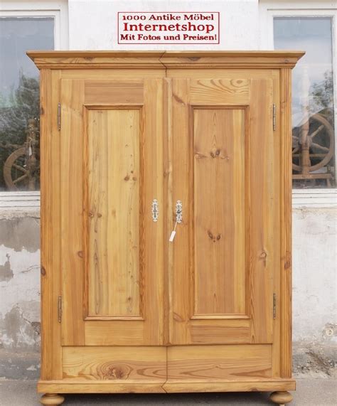 Herrliche geschnitzte figuren und wunderschöne plastische bären jagdmotiv schnitzereien schmücken das edle stück. Alter antiker Kleiderschrank Schrank Bauernschrank