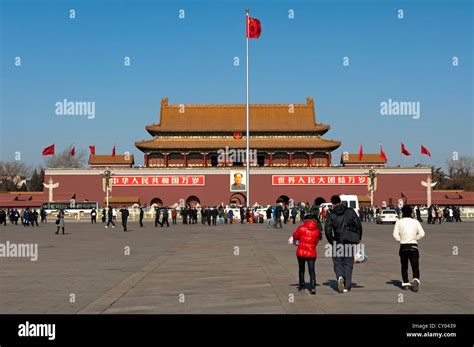 Plaza De Tiananmen A La Vista De La Puerta De Tiananmen A La Entrada
