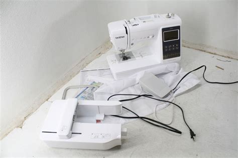 Genuine Brother SE700 Sewing Embroidery Machine W 135 Built In Designs