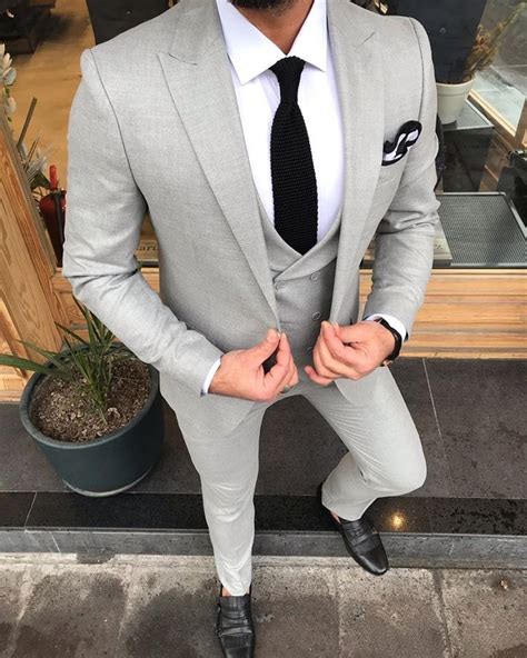 Peak Lapel Light Gray Prom Suits Dinner Jacket Suits For Men 3 Pieces