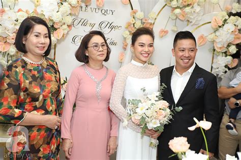 Lê khanh là con của hai nghệ sĩ kịch nói nsưt trần tiến và nsưt lê mai, là em của nsưt lê vân, diễn viên điện ảnh, nghệ sĩ múa, và là chị của nsưt lê vi, nghệ sĩ múa. Lễ ăn hỏi của Giang Hồng Ngọc tại nhà riêng: Cô dâu hôn ...