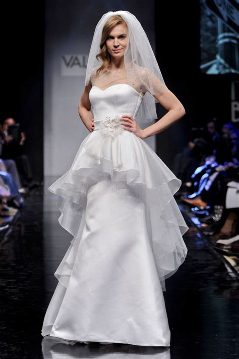 Se anche tu hai deciso di sposarti dopo i 50 anni, non temere. Abiti da sposa anni 50: matrimonio con stile - Magazine ...