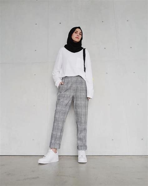 Tempat menjual berbagai model objek pakaian wanita dan pria harga obralan dari anak sampai dewasa, berkat online shop kini siapapun bisa belanja baju satuan dan eceran dari jarak jauh maupun terdekat. Ootd Hijab Jaket Jeans Putih | Jilbab Gallery