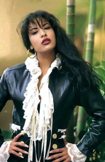 Selena Quintanilla Recordamos Sus Looks Más Icónicos Estilodf