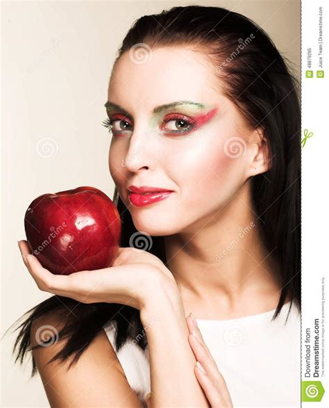 Femme Avec La Pomme Rouge Image Stock Image Du Pomme