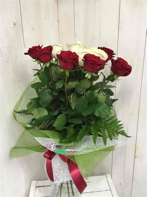 50 rose rosse per la tua ragazza, moglie, amante. Mazzo di rose rosse e bianche | Fiorista Cilloni Reggio Emilia Consegna in 24H