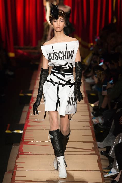 Show Review Moschino Fall 2017 Fashion Bomb Daily Style Magazine