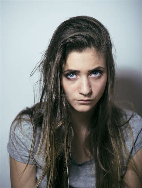 El Problema Depressioned Adolescente Con El Pelo Ensuciado Y La Cara