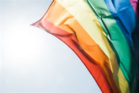 Gay Pride Wat Is Het En Waar Staat De Regenboog Lgtbq Vlag Voor