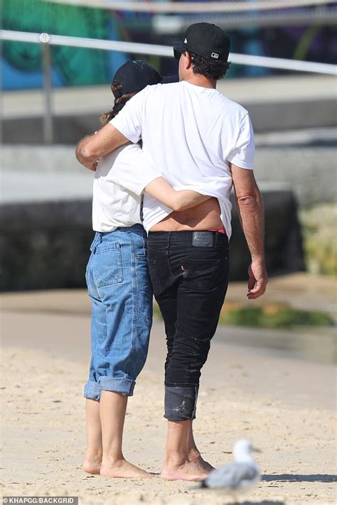 Rose Byrne And Her Husband Bobby Cannavale Pack On The Pda In Bondi Daily Mail Online