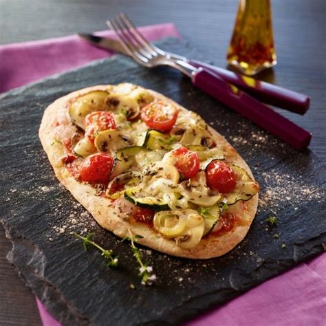 Découvrez les ingrédients, ustensiles et étapes de préparation. Recette Pizza végétarienne facile et rapide - Francine ...