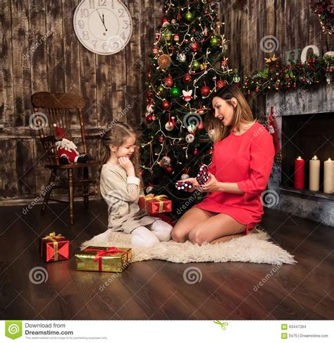 Madre E Hija Cerca Del árbol De Navidad