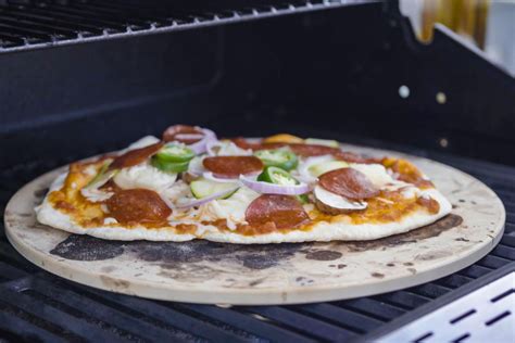 Pizzastein reinigen: Die besten Tipps | BRIGITTE.de