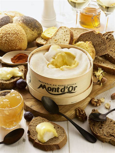 Le Mont d Or le fromage qui se sert à la cuillère