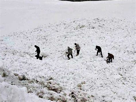 soldier who died in kashmir avalanche cremated in ap village oneindia news