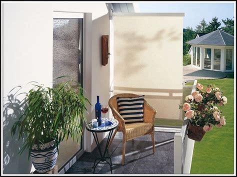 Moderner balkon mit überdachung und schiebetüren aus lochblechen. Sichtschutz Balkon Seitlich Pflanzen - Balkon : House und ...