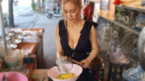 The Famous Chicken Noodle Lady Bangkok Thai Street Food Youtube