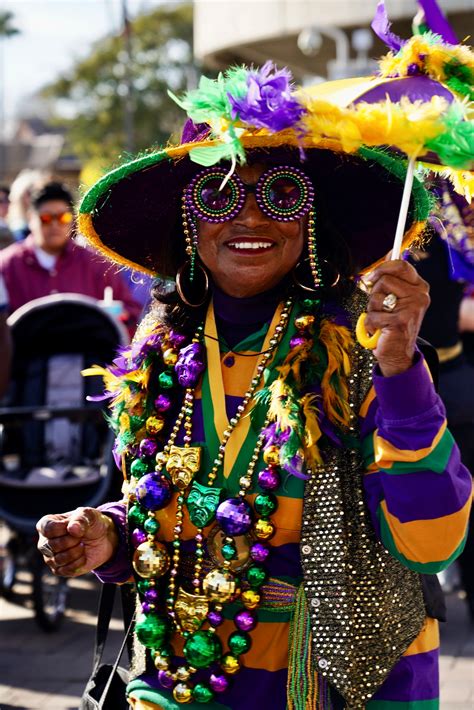 Shoreline Village's annual Mardi Gras Parade whoops it up in Long Beach - Press Telegram