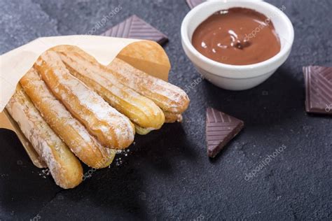 180°c heiße fett geben, dass sie darin schwimmen und nicht gegenseitig anstoßen. Spanische und mexikanische Desserts churros — Stockfoto ...