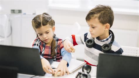 Schreibtische für kinder, und passendes zubehör günstig online kaufen bei mytoys. Kleinkinder, die mit holzklötzen mit laptop auf ...