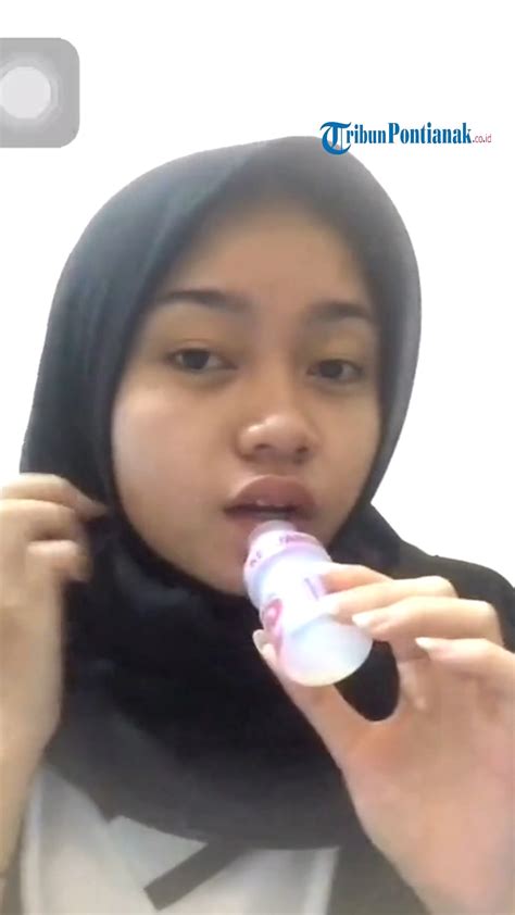 Wanita Coba Tebalkan Bibir Pakai Botol Yakult Dalam Sebuah Video Yang