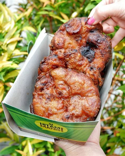Pisang goreng ('fried banana' in indonesian/malay) is a fritter made by deep frying battered plantain in hot oil. Pisang Goreng Enak di Jakarta yang Enaknya Pake Banget ...