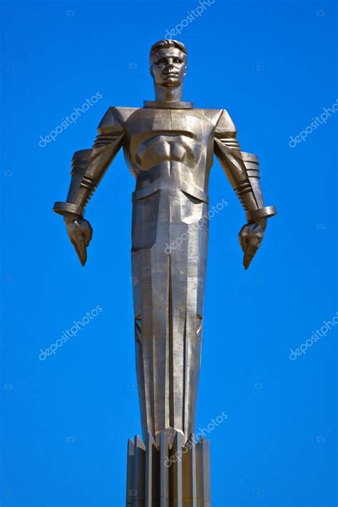 Das denkmal wurde aus titan hergestellt. Yuri Gagarin-Denkmal - Moskau Russland — Stockfoto ...