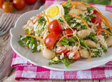 Aggiungetelo nel riso e girate bene. Insalata di riso con rucola, tonno, fagioli e uova