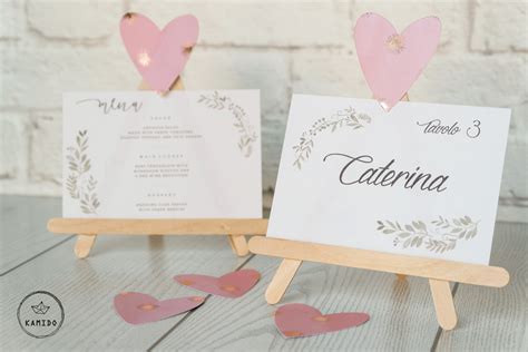 Tante sono le cose che potreste fare da voi come ad esempio le bomboniere oppure gli inviti da stampare e ritagliare. Segnaposto fai da te: Mini cavalletto in legno