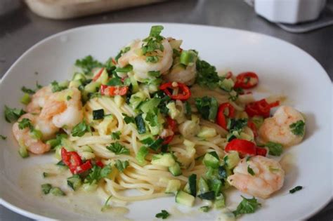 Scharfe Pasta mit Garnelen Zucchini und Frühlingszwiebeln